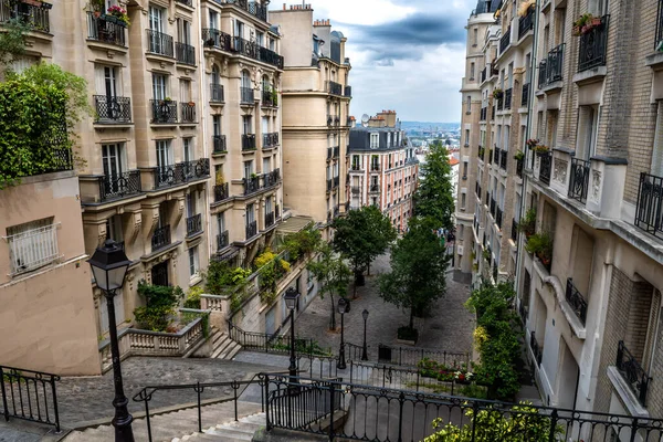 法国巴黎蒙马特山上狭窄的带古建筑的小巷和楼梯 图库图片