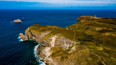 Cap Frehel, Brittany, Fransa 'da Atlantik kıyısında antik deniz feneriyle uçurumlar; Phare du Cap Frehel