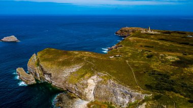Cap Frehel, Brittany, Fransa 'da Atlantik kıyısında antik deniz feneriyle uçurumlar; Phare du Cap Frehel