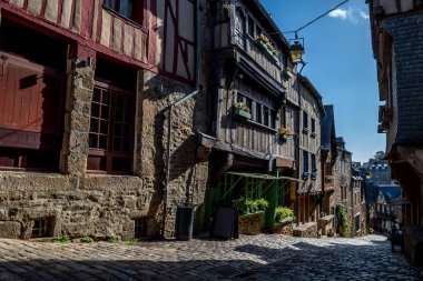 Fransa 'nın Brittany şehrinde Breton Köyü Dinan Dar Sokak ve Yarım Keresteli Evleri Ille et Vilaine Bölümü