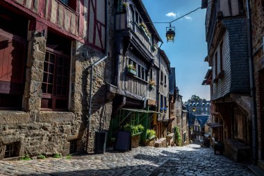 Fransa 'nın Brittany şehrinde Breton Köyü Dinan Dar Sokak ve Yarım Keresteli Evleri Ille et Vilaine Bölümü