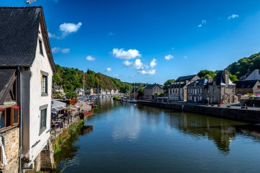 Brittany, Fransa 'da Breton Village Dinan' da yarım keresteli evler ve La Rance Nehri Bölümü Ille et Vilaine