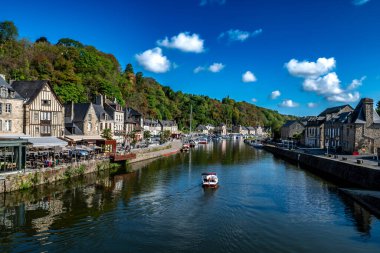 Brittany, Fransa 'da Breton Village Dinan' da yarım keresteli evler ve La Rance Nehri Bölümü Ille et Vilaine