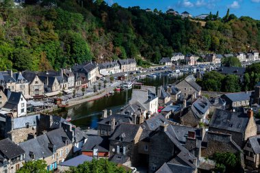 Brittany, Fransa 'da Breton Village Dinan' da yarım keresteli evler ve La Rance Nehri Bölümü Ille et Vilaine