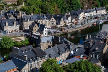 Brittany, Fransa 'da Breton Village Dinan' da yarım keresteli evler ve La Rance Nehri Bölümü Ille et Vilaine
