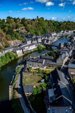 Brittany, Fransa 'da Breton Village Dinan' da yarım keresteli evler ve La Rance Nehri Bölümü Ille et Vilaine