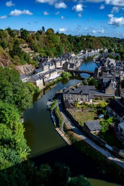 Brittany, Fransa 'da Breton Village Dinan' da yarım keresteli evler ve La Rance Nehri Bölümü Ille et Vilaine