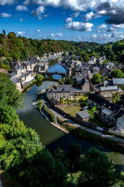 Brittany, Fransa 'da Breton Village Dinan' da yarım keresteli evler ve La Rance Nehri Bölümü Ille et Vilaine