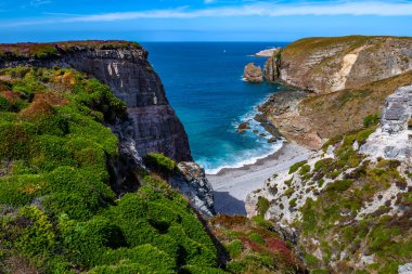 Muhteşem uçurumlar ve Cap Frehel 'in Atlantik kıyısındaki kumsal, İngiltere, Fransa