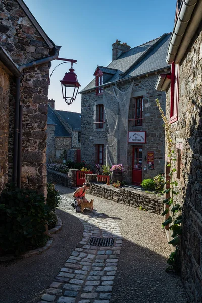 Junge Frau Haustiert Eine Rote Katze Bretonischen Dorf Saint Suliac — Stockfoto