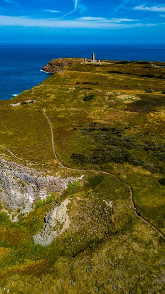 位于法国布列塔尼的大西洋海岸的悬崖和位于卡弗雷赫尔的古老灯塔 — 图库照片