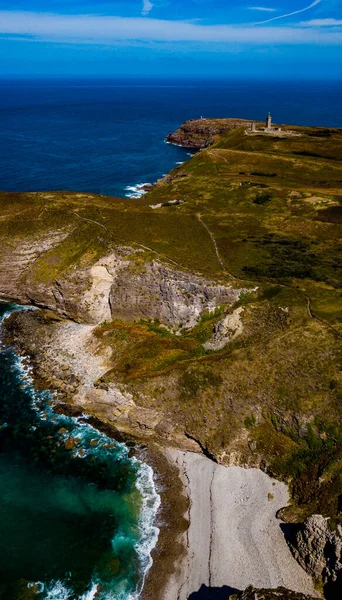 Kliffen Aan Atlantische Kust Met Oude Vuurtoren Bij Cap Frehel — Stockfoto