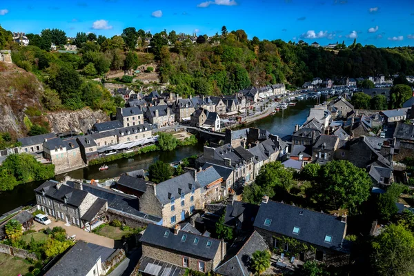 法国布列塔尼市Ille Vilaine省的Breton Village Dinan Half Timbered Houses和River Rance — 图库照片