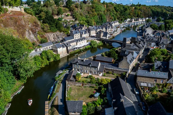 Brittany, Fransa 'da Breton Village Dinan' da yarım keresteli evler ve La Rance Nehri Bölümü Ille et Vilaine