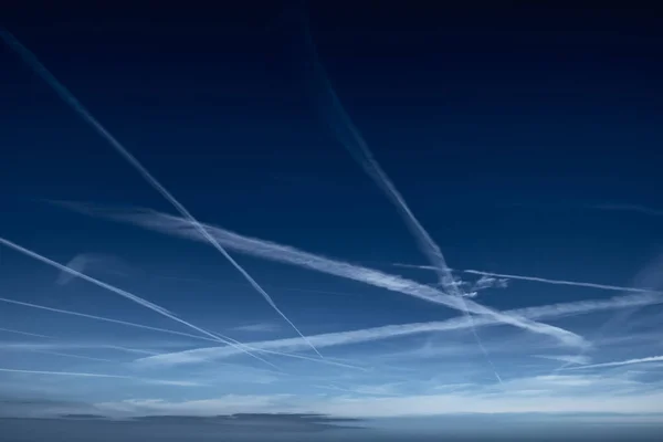 Modrá Obloha Mřížkou Bílých Kondenzačních Stop Konstanty Letadla — Stock fotografie