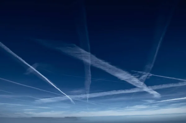 Blå Himmel Med Gitter Hvide Kondensationsstier Kontraster Fra Fly - Stock-foto