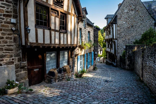 在法国布列塔尼的Ille Vilaine区 布列塔尼村 有狭窄的小巷和半木板房 图库照片