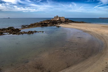 Antik şehir Saint-Malo ve Fort Petit Britanya, Fransa 'da Kum Sahili ile Olun