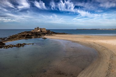 Antik şehir Saint-Malo ve Fort Petit Britanya, Fransa 'da Kum Sahili ile Olun