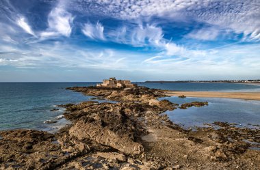 Antik şehir Saint-Malo ve Fort Petit Britanya, Fransa 'da Kum Sahili ile Olun