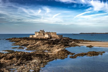 Antik şehir Saint-Malo ve Fort Petit Britanya, Fransa 'da Kum Sahili ile Olun