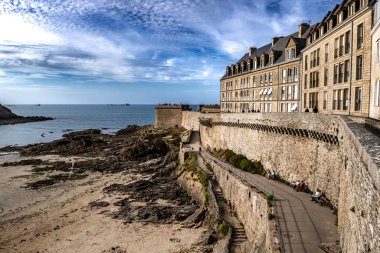 Antik şehir Saint-Malo ve Fort Petit Britanya, Fransa 'da Kum Sahili ile Olun