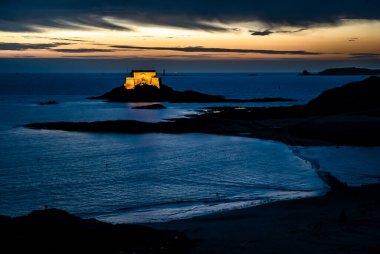 Aydınlatılmış Fort Petit, Fransa 'nın Brittany kentindeki Atlantik Sahili' nde Saint-Malo 'da gece yarısı antik bir şehirde olacak.