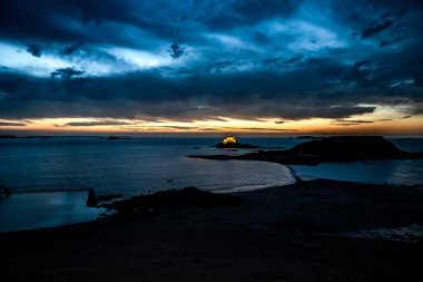 Aydınlatılmış Fort Petit, Fransa 'nın Brittany kentindeki Atlantik Sahili' nde Saint-Malo 'da gece yarısı antik bir şehirde olacak.