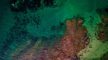 Brittany, Fransa 'daki Brehat Adası yakınlarındaki Atlantik Sahili' nde İngiliz Kanalında Pembe Granit Kayalıkları olan Yeşil Göl