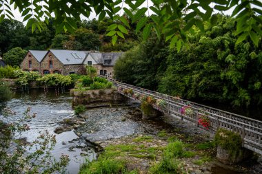 River Du Trieux ve Picturesque Village Pontrieux 'daki Eski Köprü