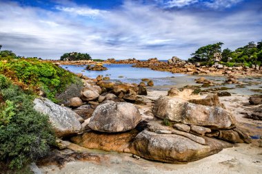 Fransa, Brittany 'deki Ploumanach Atlantik Sahili' nde Sandy Plajı ve Pembe Granit Kayaları