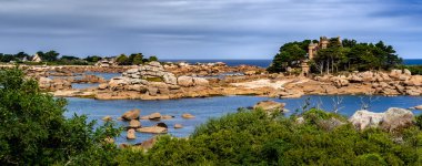 Fransa, Brittany 'deki Ploumanach Atlantik Sahili' nde Sandy Plajı ve Pembe Granit Kayaları