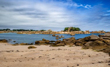 Fransa, Brittany 'deki Ploumanach Atlantik Sahili' nde Sandy Plajı ve Pembe Granit Kayaları