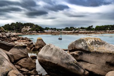 Fransa 'nın Brittany şehrinde, Pembe Granit Kaya ve Kumsal Ploumanach ve Saint-Guirec' te
