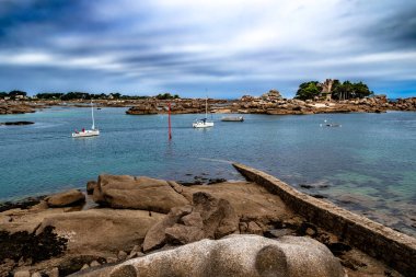 Fransa, Brittany 'deki Ploumanach Atlantik Sahili' nde Sandy Plajı ve Pembe Granit Kayaları
