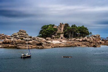 Fransa, Brittany 'deki Ploumanach Atlantik Sahili' nde Sandy Plajı ve Pembe Granit Kayaları