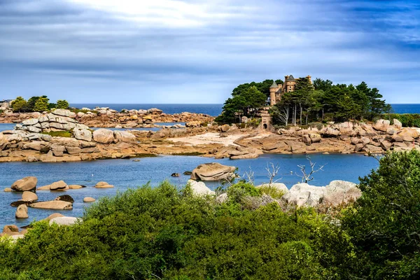 stock image Sandy Beach And Pink Granit Boulders At The Atlantic Coast Of Ploumanach In Brittany, France