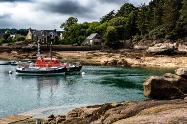 Picturesque Village Saint-Guirec Limanı Britanya 'daki Atlantik Sahili, Fransa