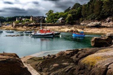 Picturesque Village Saint-Guirec Limanı Britanya 'daki Atlantik Sahili, Fransa