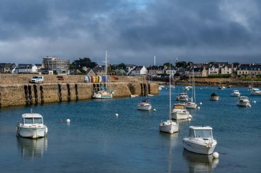 Fransa, Brittany 'deki Finistere Atlantik Kıyısında Roscoff Limanı