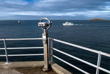 Brittany, Fransa 'daki Roscoff şehrinin Atlantik kıyısındaki feribot gemisine ödeme yapmak için dürbün.