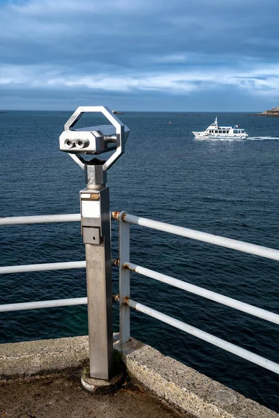 Binocular Betalen Veerboot Aan Atlantische Kust Van Stad Roscoff Bretagne — Stockfoto
