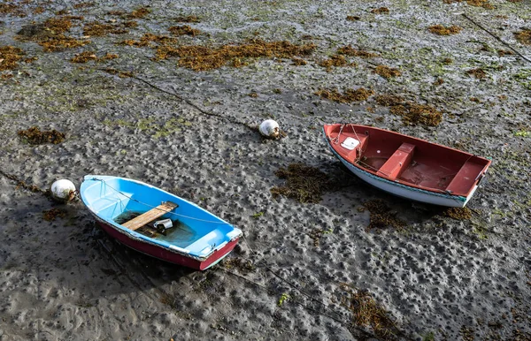 位于法国布列塔尼低潮的菲涅斯特河畔罗斯科夫古船 — 图库照片