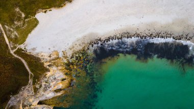 Fransa 'nın Brittany kentindeki Finistere Atlantik Sahili' nde Plouarzel 'in Resimli Plajı