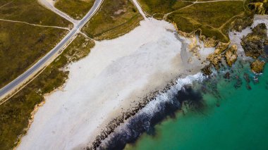 Fransa 'nın Brittany kentindeki Finistere Atlantik Sahili' nde Plouarzel 'in Resimli Plajı