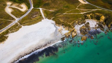 Fransa 'nın Brittany kentindeki Finistere Atlantik Sahili' nde Plouarzel 'in Resimli Plajı