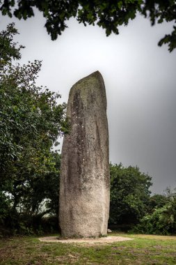 Antik Taş Menhir De Kerloas yakınlarındaki köylerde Plouarzel ve Saint Renan Brittany, Fransa