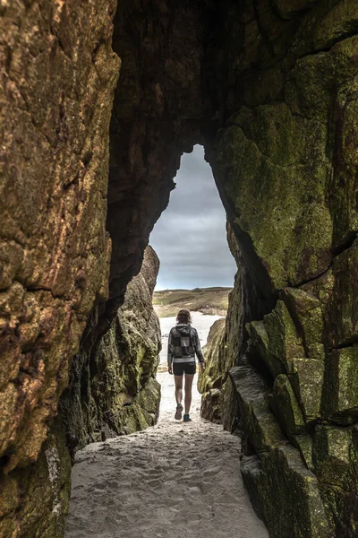 Mladá Žena Kráčí Skalním Vchodem Malebnou Pláž Plouarzel Pobřeží Finistere — Stock fotografie
