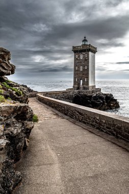 Deniz feneri Phare De Kermorvan Fransa 'nın Brittany kentindeki Finistere Atlantik Sahili' nde Le Conquet köyünde