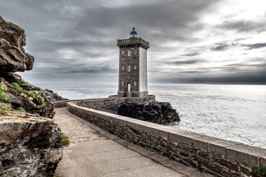 Deniz feneri Phare De Kermorvan Fransa 'nın Brittany kentindeki Finistere Atlantik Sahili' nde Le Conquet köyünde